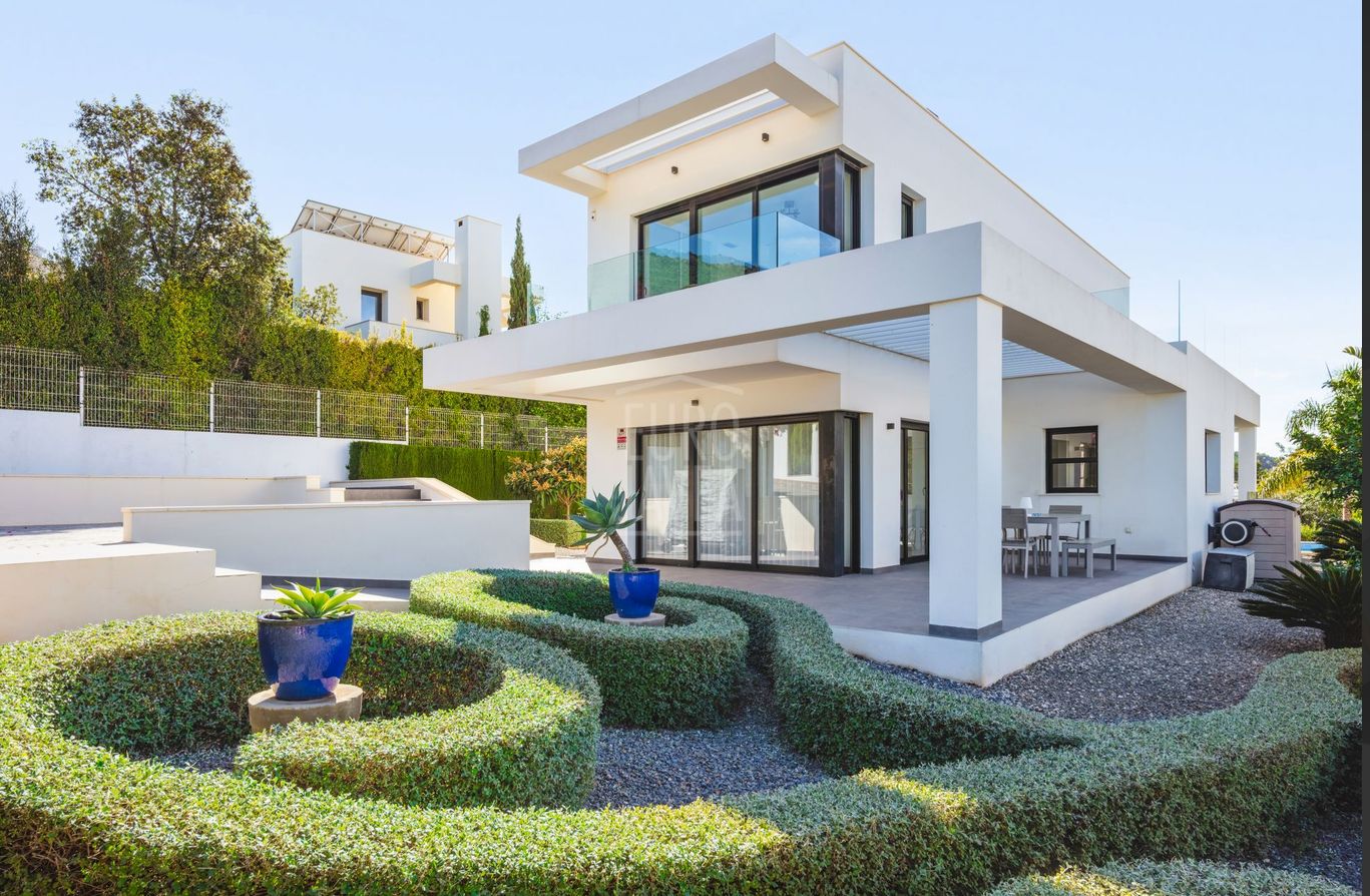 Moderne Villa zu verkaufen in Jávea in einer exklusiven Gegend.