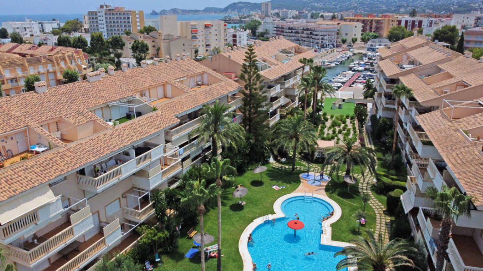 4916 - Appartement situé sur la plage de l'Arenal à Javea avec piscine, salle de gym et court de padel.