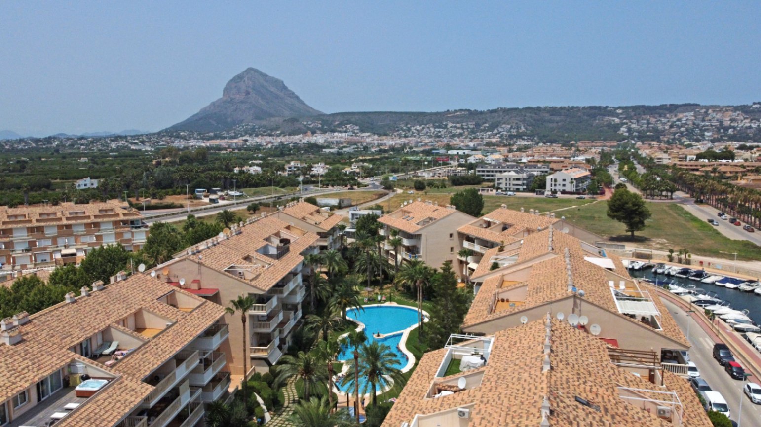4916 - Appartement situé sur la plage de l'Arenal à Javea avec piscine, salle de gym et court de padel.