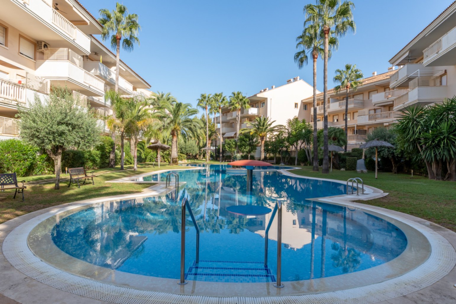 4916 - Appartement situé sur la plage de l'Arenal à Javea avec piscine, salle de gym et court de padel.