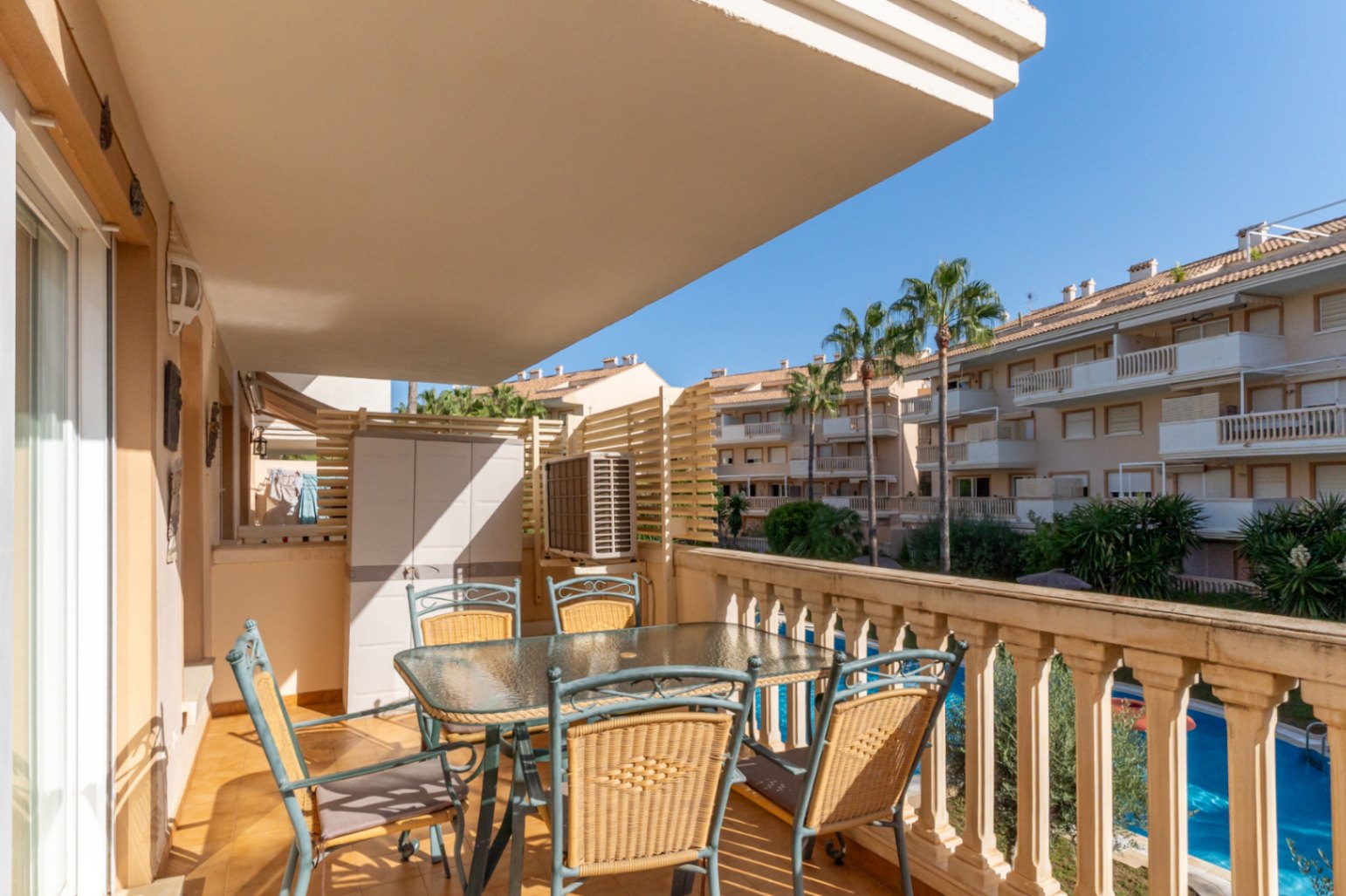 4916 - Appartement situé sur la plage de l'Arenal à Javea avec piscine, salle de gym et court de padel.
