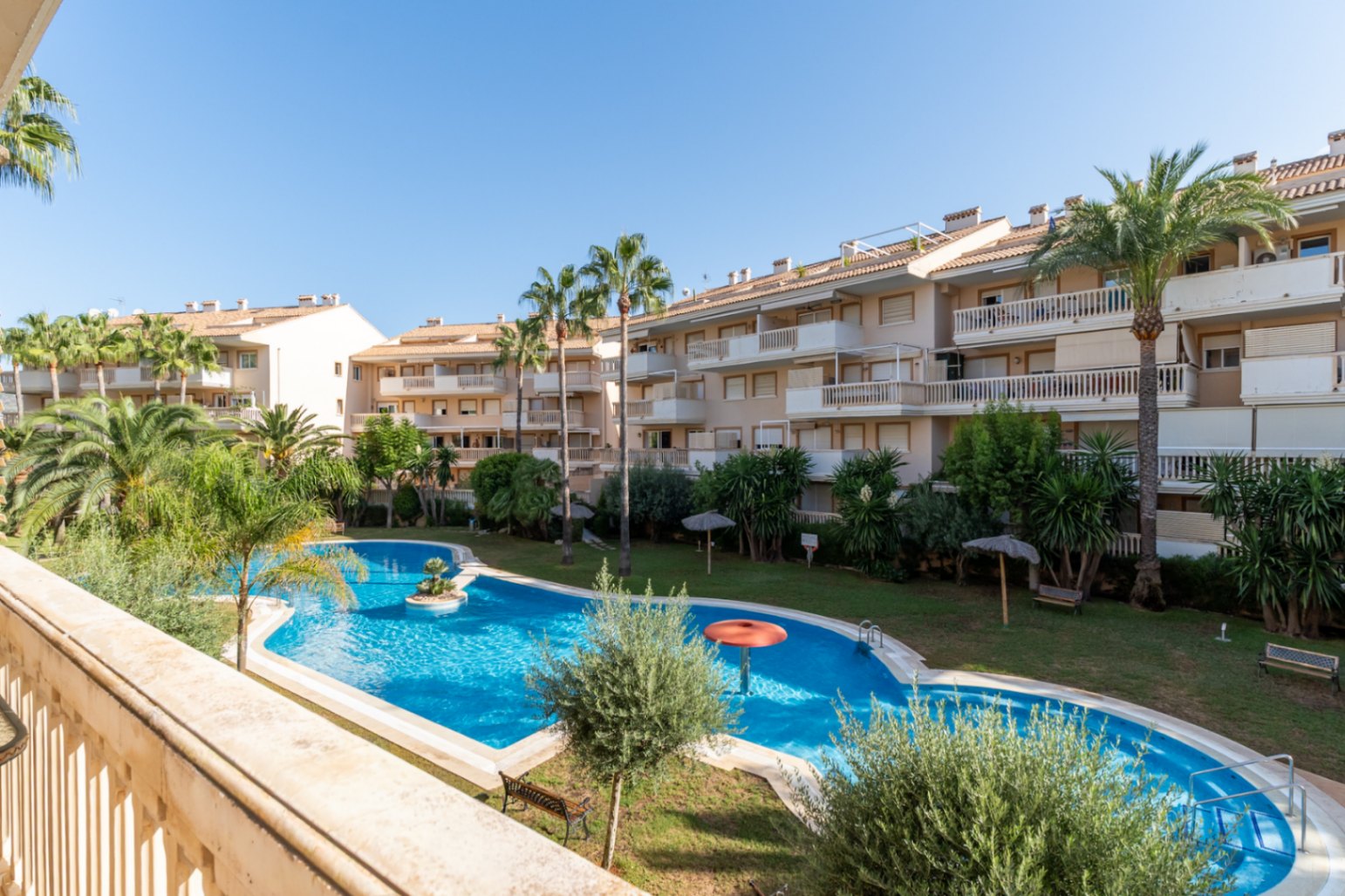 4916 - Appartement situé sur la plage de l'Arenal à Javea avec piscine, salle de gym et court de padel.